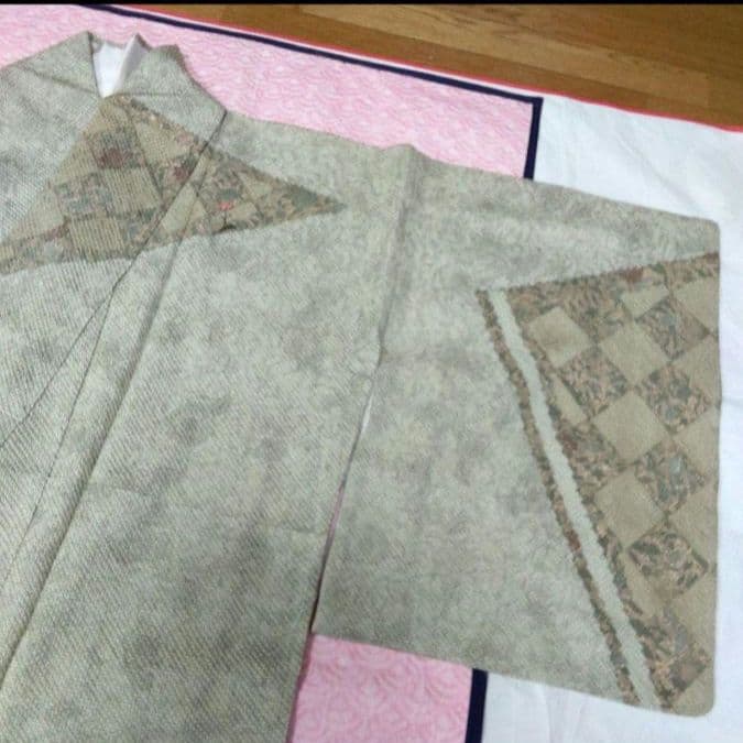 Color です。⭐❣️未使用手描き友禅総絞り柳鼠色地に辻が花描き訪問着