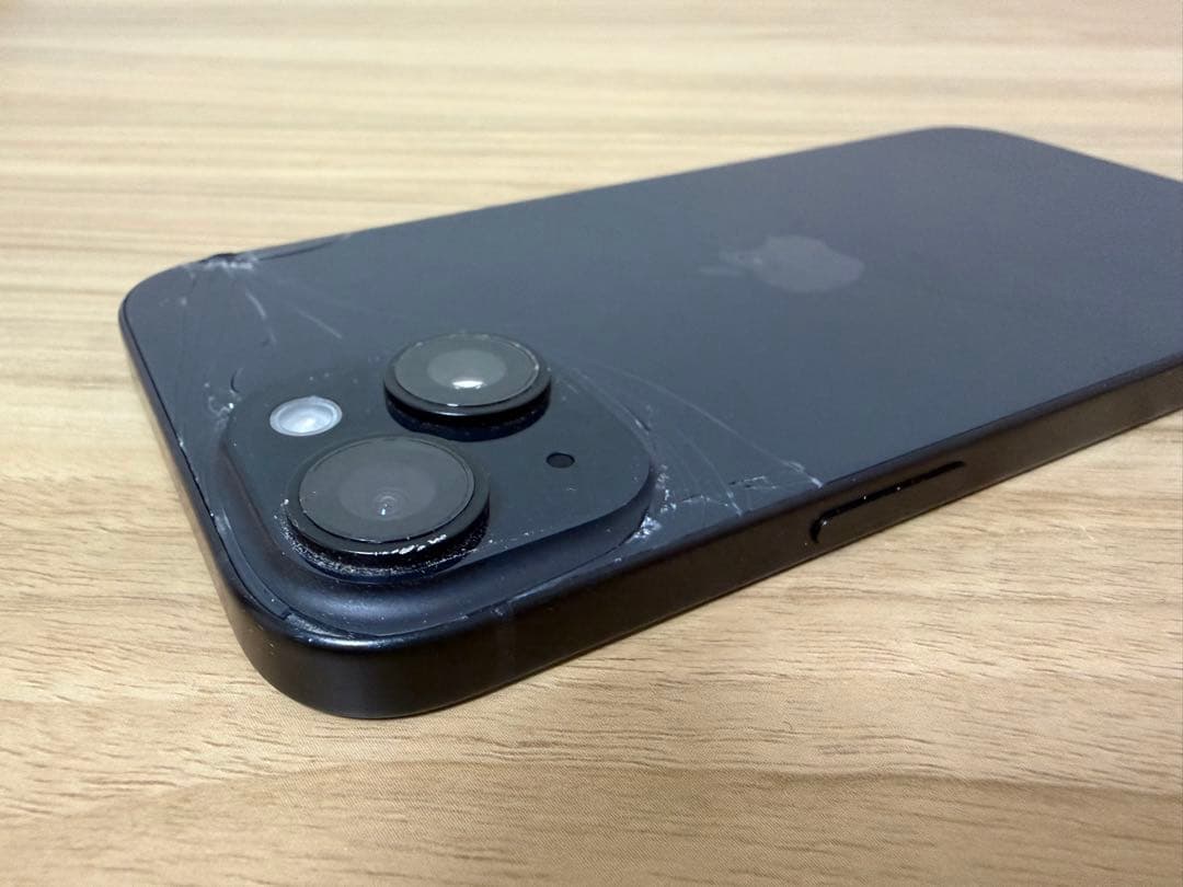 中古 iPhone 15 128GB ブラック SIMフリー 割れ、傷あり