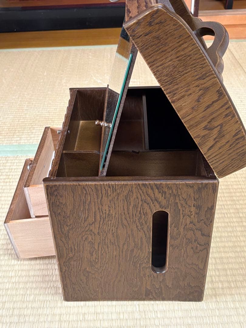 パリの雑貨屋　木製ドレッサー 収納付き