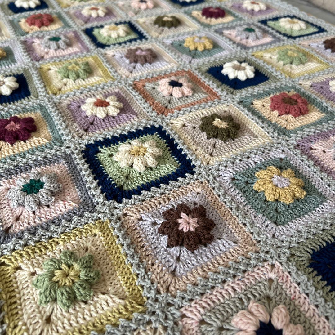 ぷっくり。お花のモチーフ編み マルチカバー 手編み グラニースクエアブランケット