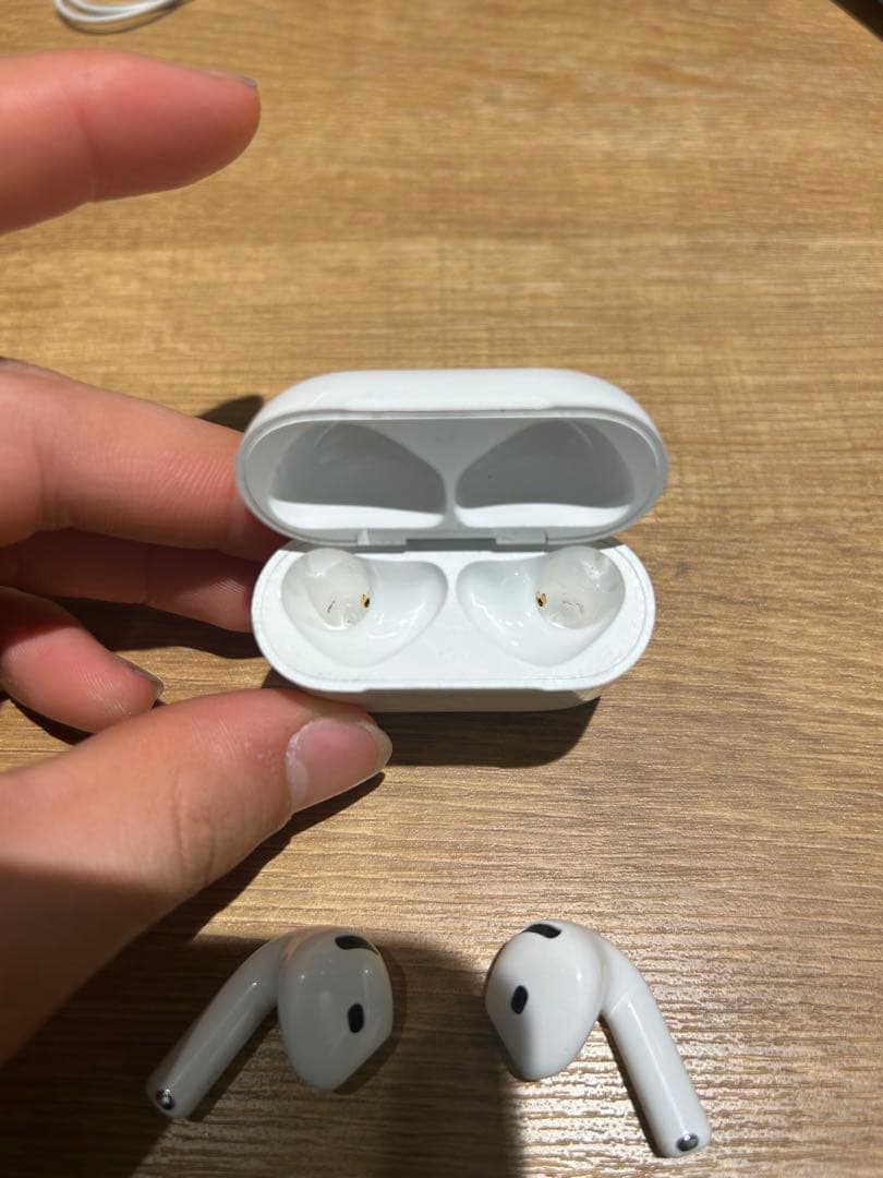 AirPods第四世代(ノイキャンなし) 充電ケース付き