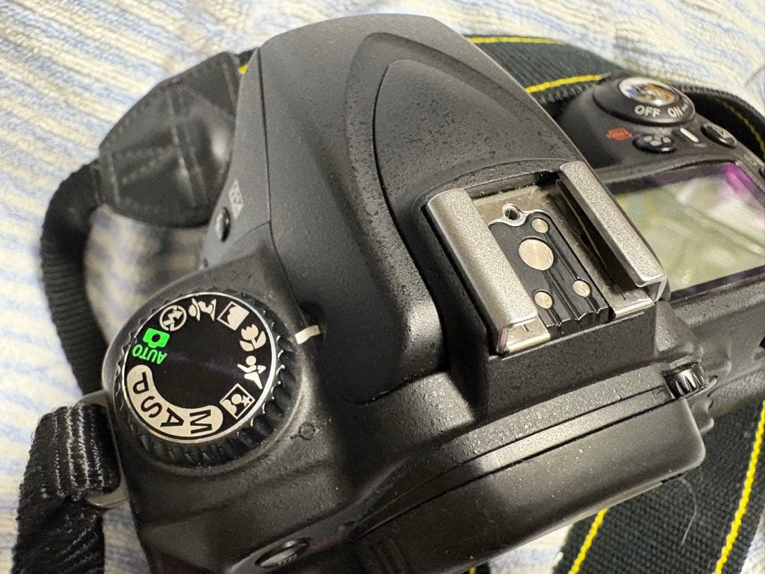 外箱付き　Nikon D90本体　バッテリー1本、ネックストラップ