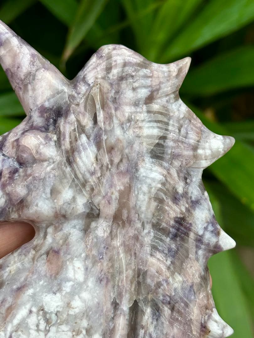 梅花トルマリン　ユニコーンのカービング　436g この石のカービングはレア