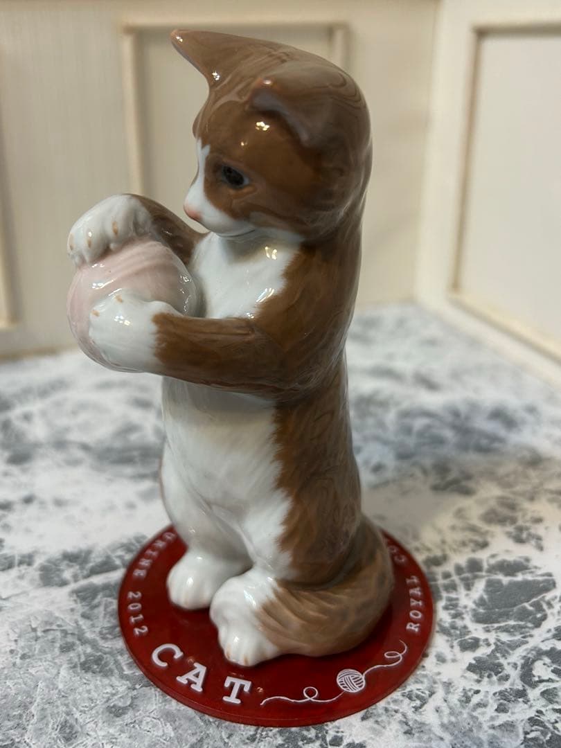 ロイヤルコペンハーゲンイヤーフィギュリン2012毛糸玉であそぶ猫