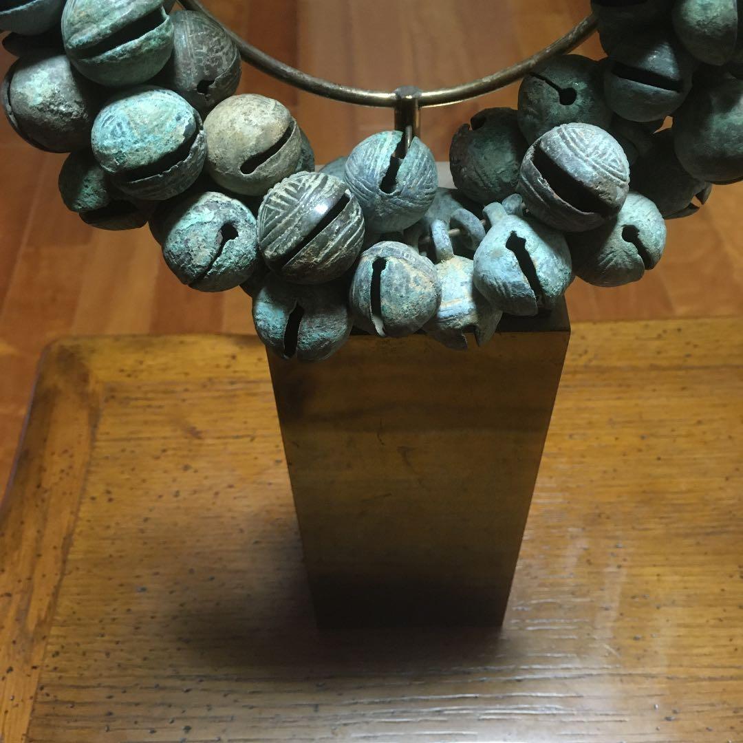 幸運を呼ぶ　チベットの寺院　銅の鈴と特注品の飾り台