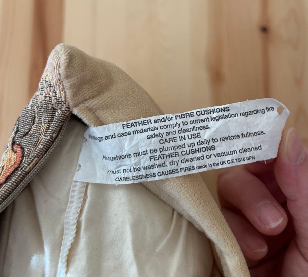 ピーターラビットゴブラン織クッション 約30cm ベルギー製 フェザークッション