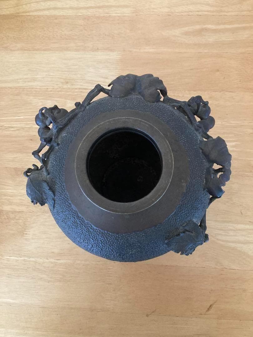 鋳銅葡萄高彫花瓶