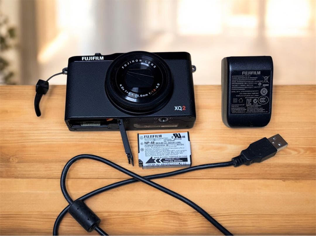 富士フィルムXQ2 コンパクトデジタルカメラ 美品　充電器有り　説明書無し