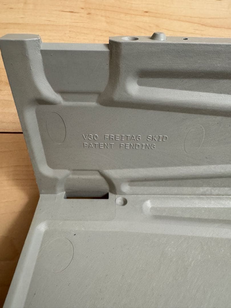 V30 FREITAG SKID 店舗用什器（非売品）