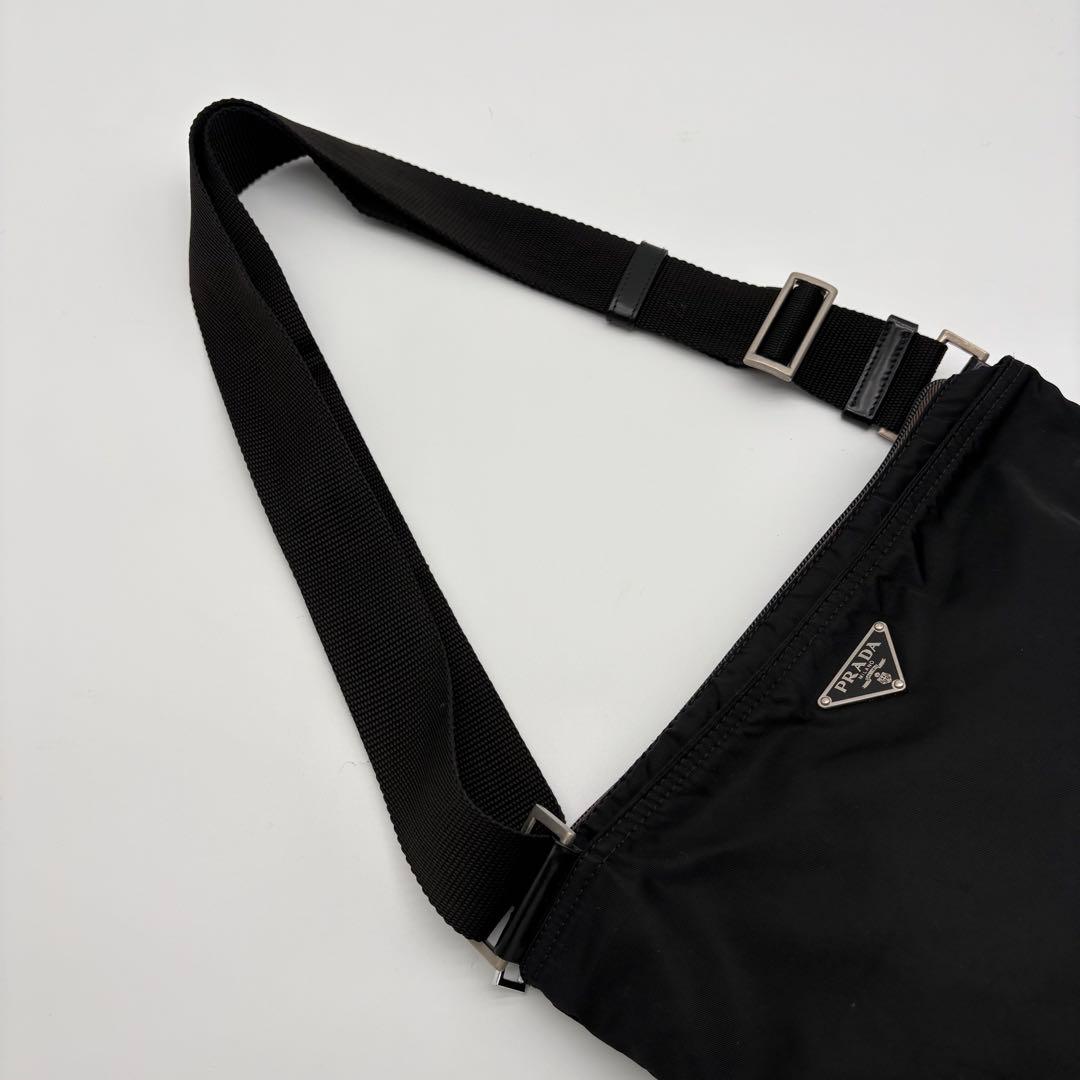 プラダ　ショルダーバッグ　ブラック　サコッシュ　ナイロン　三角ロゴ