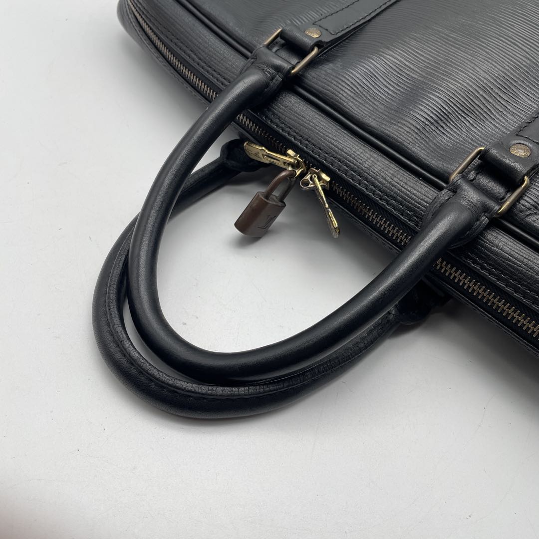 ルイヴィトン エピ ポルトドキュマンヴォワヤージュ M54472