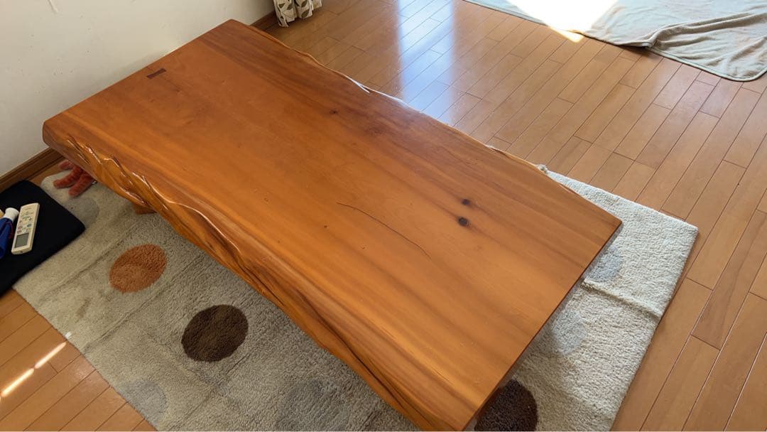 イチョウの一本木のテーブル