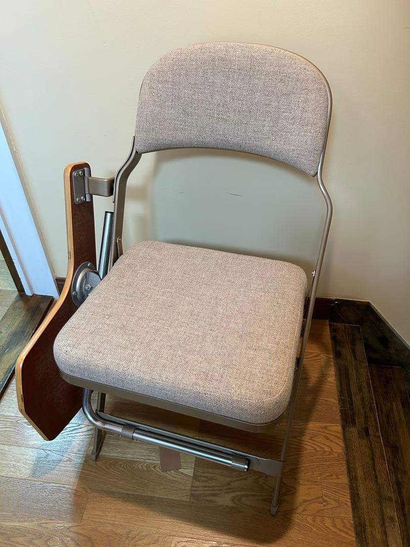 アメリカ初のオールスチールクッション付きのタイプ(１椅子）