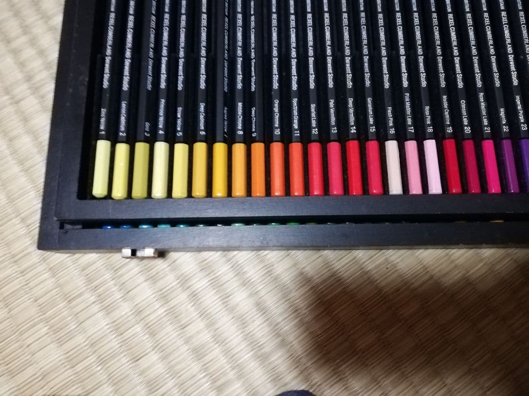 値下げ DERWENTダーウェント スタジオ色鉛筆 72本セット 木製ケース入り