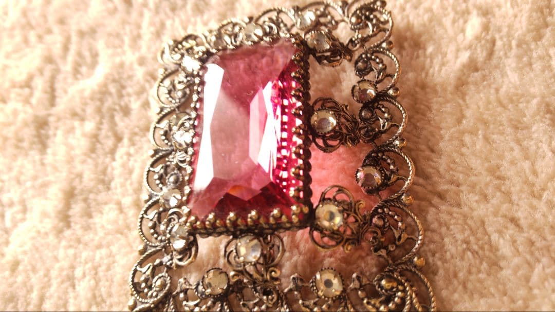 ヴィンテージ イギリス ガラスブローチ ピンク