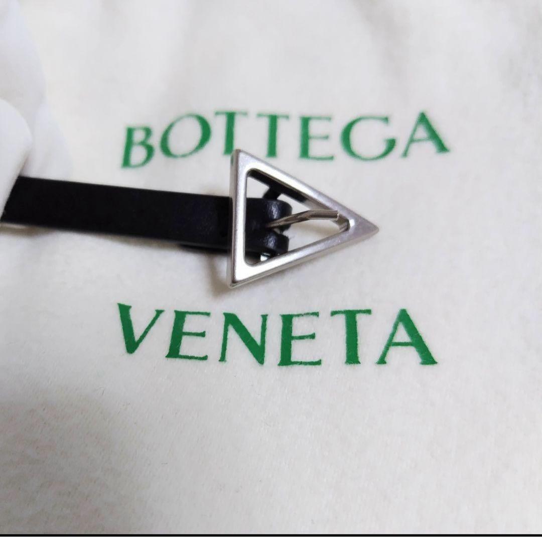 BOTTEGA VENETA 細身ブラックベルト トライアングルバックル