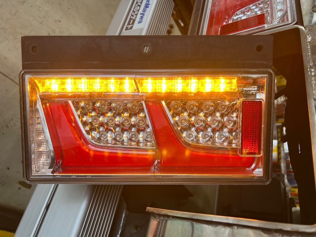 いすゞ ギガ 左テールランプ 中古 2連 KOITO レンズひび有