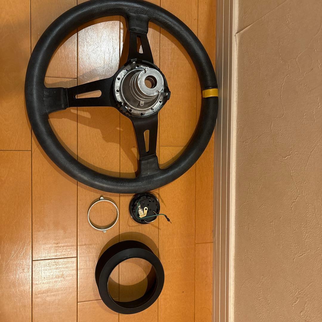 MOMO ステアリング ULTRA JPN ブラックスポークレザー 350mm