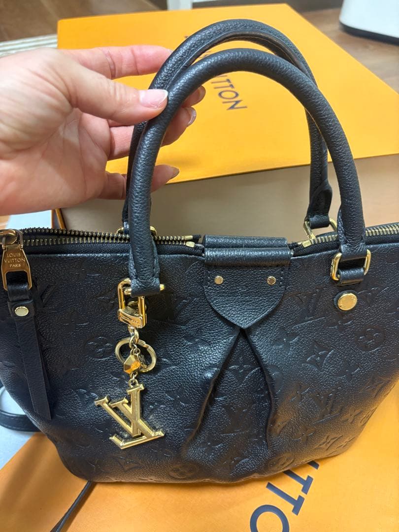 ルイ・ヴィトン ブラックレザーバッグ