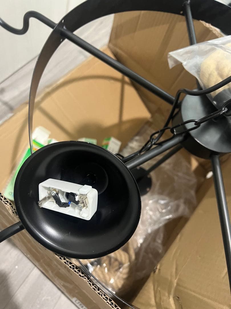 ロープと金属の6灯シャンデリア