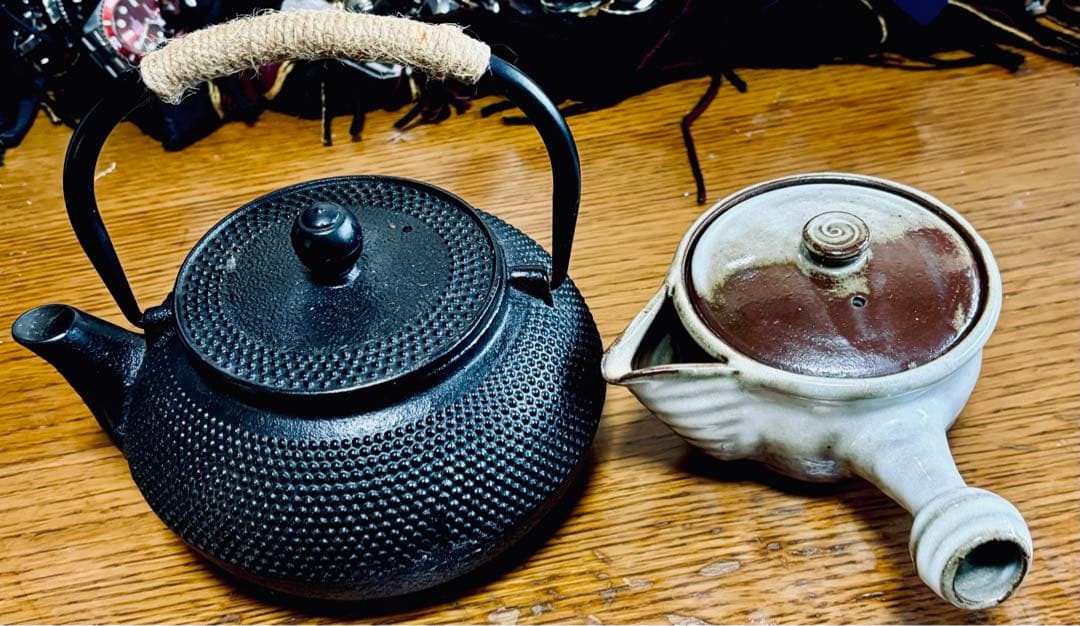 ☆渋い黒い南部鉄器、鋳鉄製鉄瓶 突起模様＆湯呑み陶器の2種