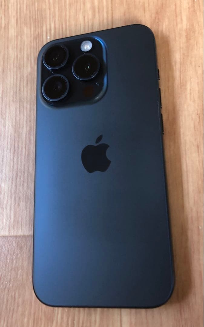 ほぼ未使用★iPhone15 PRO★充電２回バッテリー100%★修理交換無し