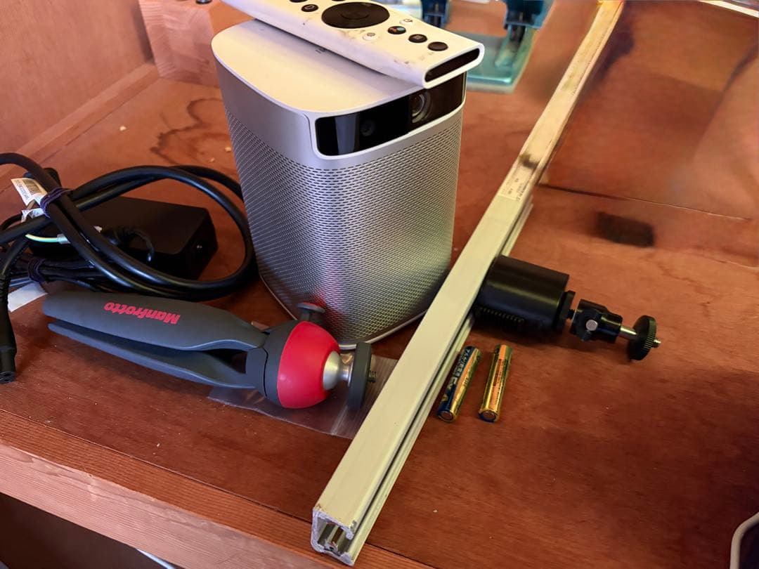 値段交渉あり！Xperia 円筒形プロジェクター 本体、及び吊り下げ式金具等。