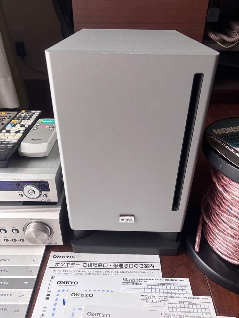 AVアンプ、サブウーファー、DVDプレーヤー、ケーブルセットのオーディオシステム