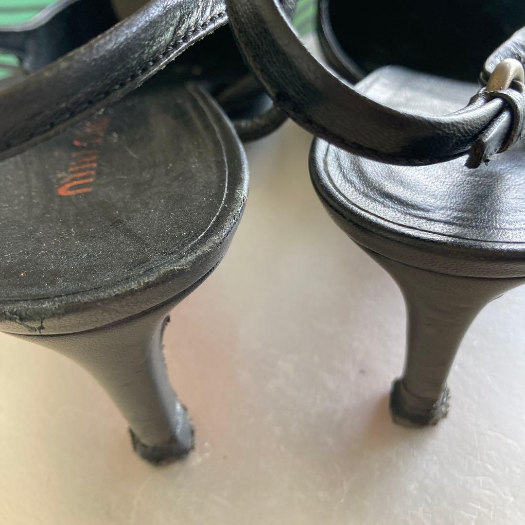 黒いレザーミュール フラワー装飾 ミュウミュウ