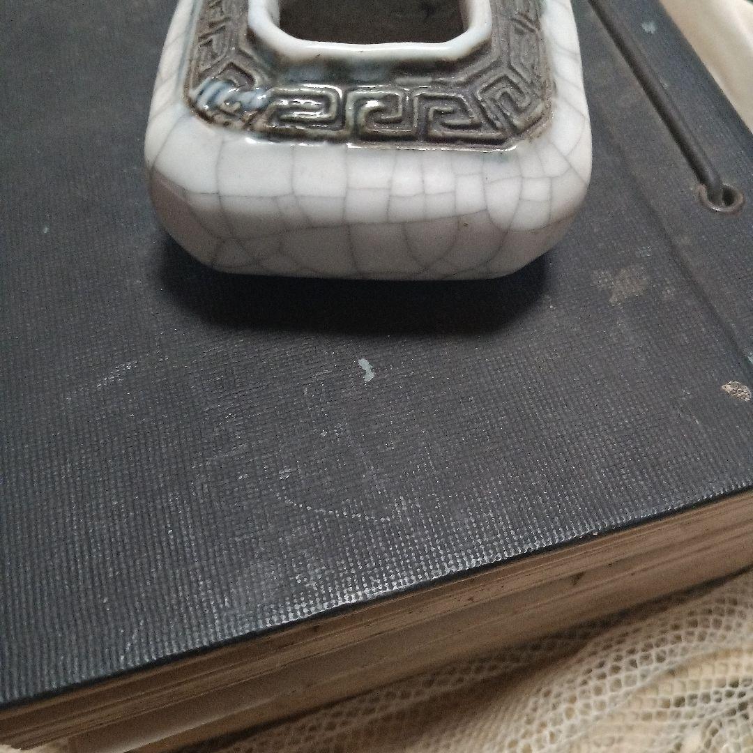 製化年製　1900年代初期　幾何学模様の白色陶器