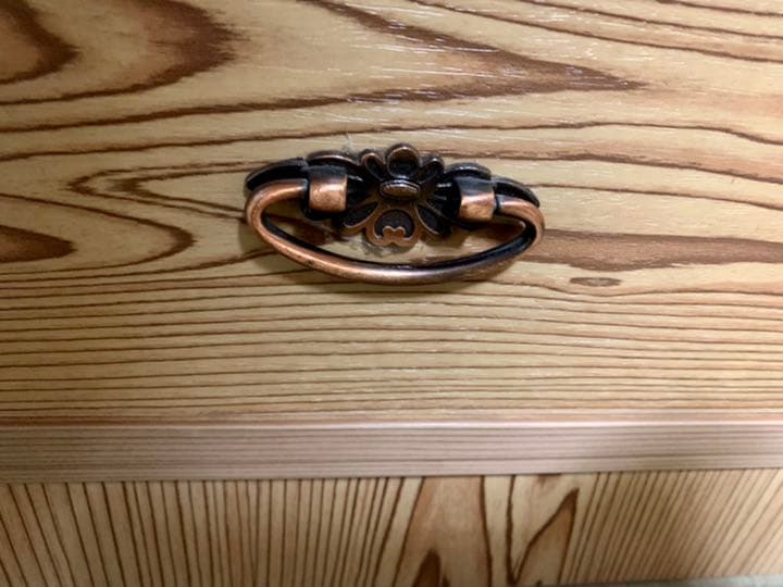 和風の趣き漂う格子引き戸の茶箪笥(食器棚、茶棚、収納棚)