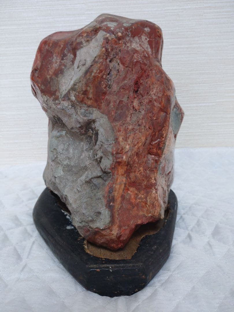 飾り石 赤（台座付き）