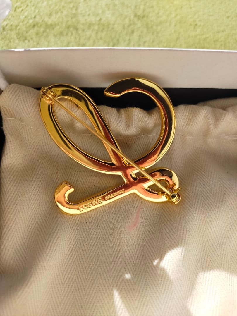 【超希少】LOEWE ロエベ パールイニシャルブローチ