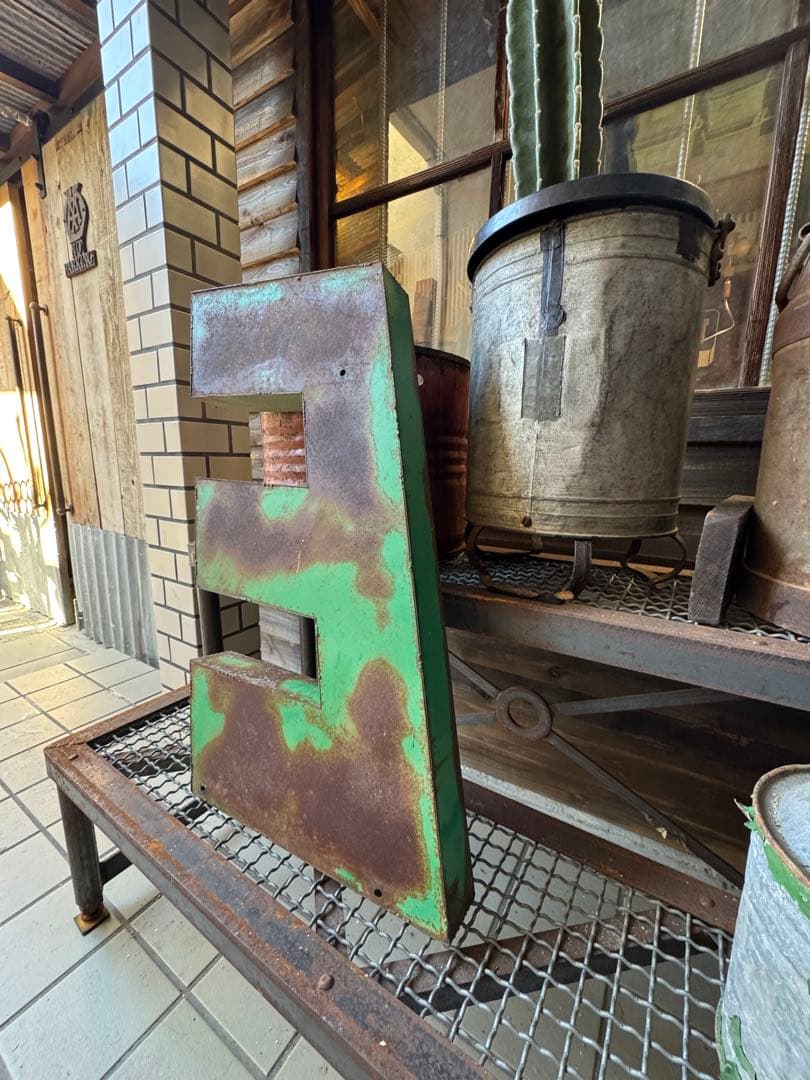 特大ビンテージ　アイアン　アルファベット文字E か3インダストリアル