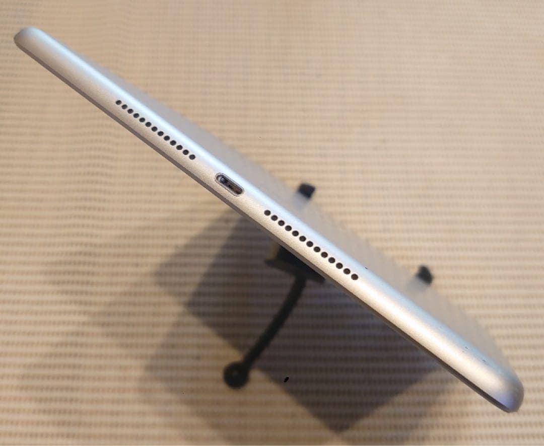 完動品SIMフリー液晶無傷iPad第7世代(A2198)本体32GB KMDFV