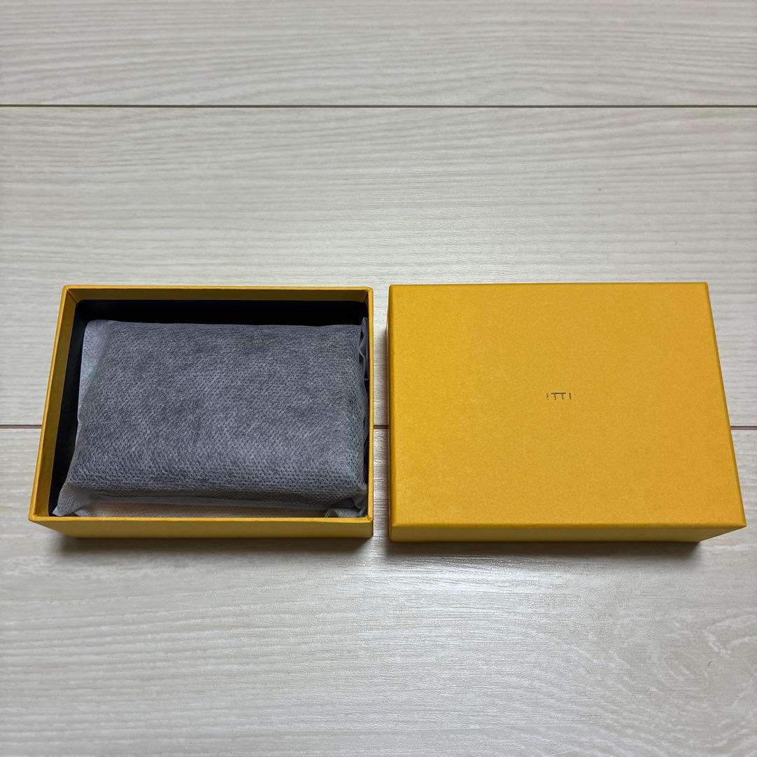 二つ折り名刺入れ