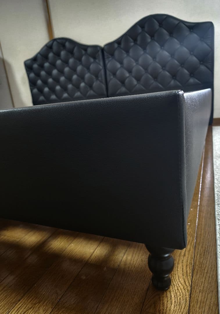 キングサイズベッド、マットレス 2 枚。