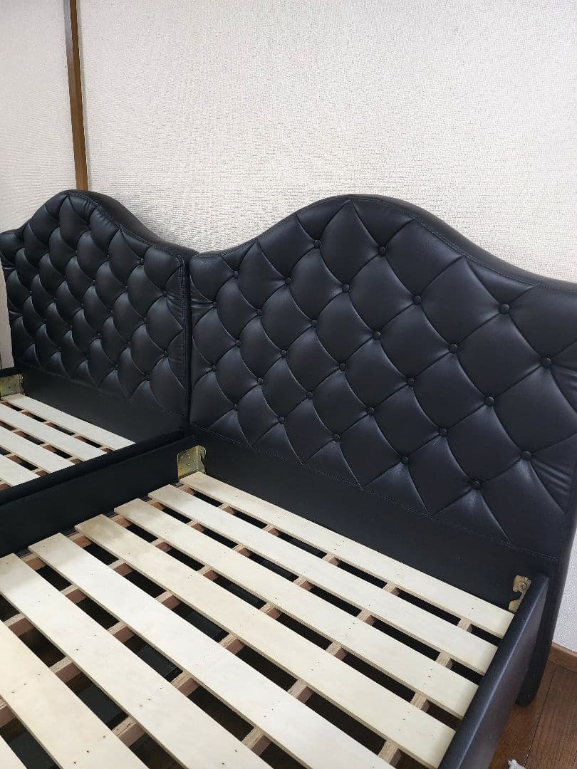 キングサイズベッド、マットレス 2 枚。