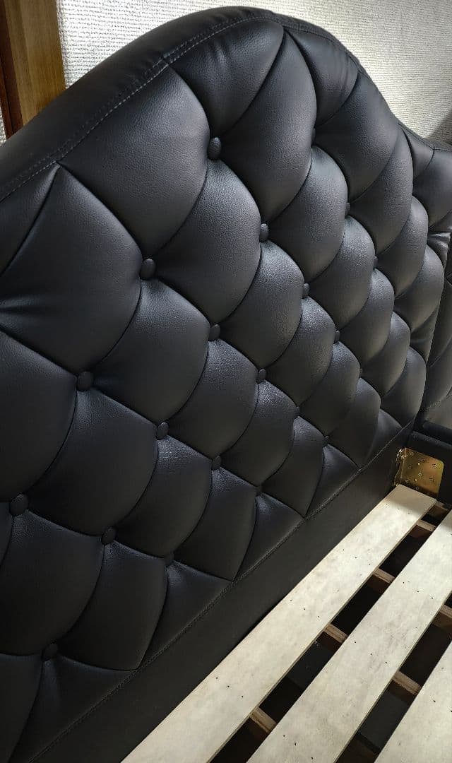 キングサイズベッド、マットレス 2 枚。