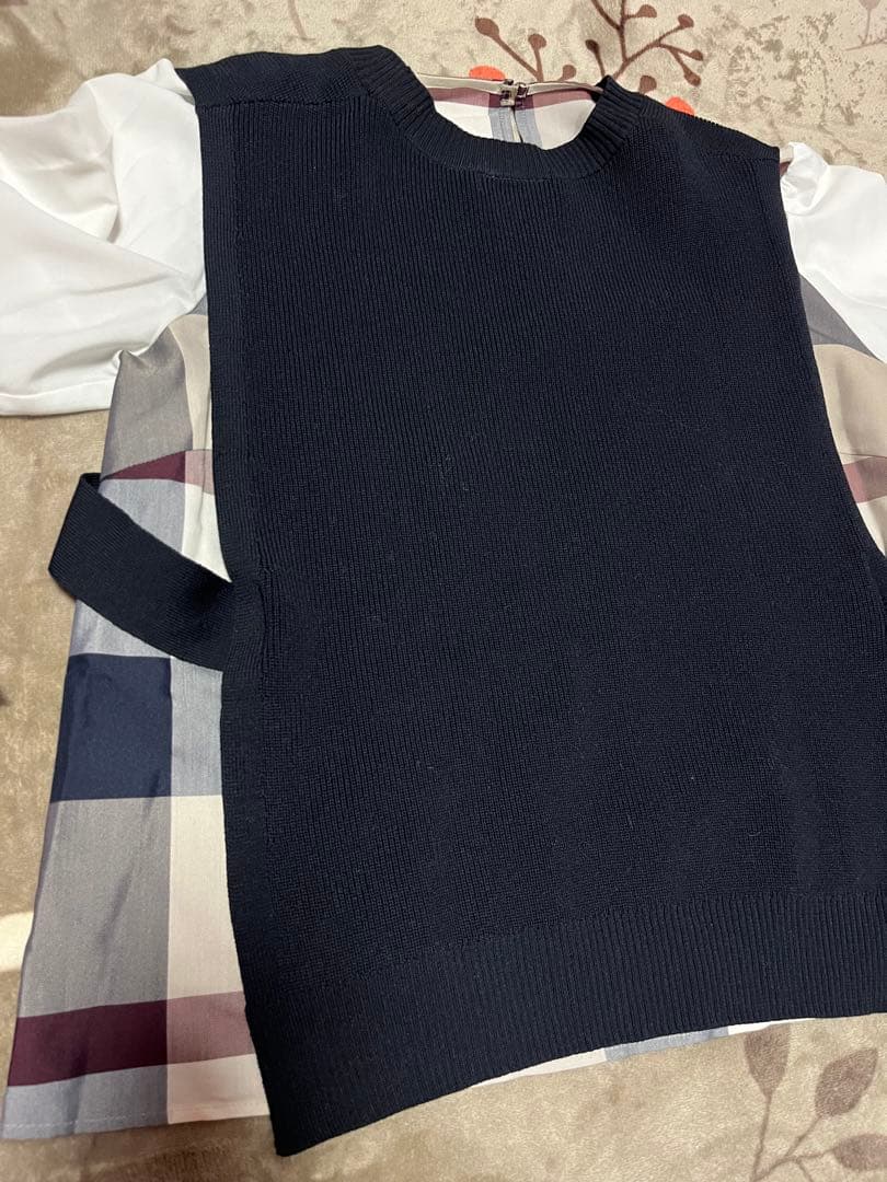 ブルーレーベルクレストブリッジ38ブラウス＋黒ニットベストキレイ目