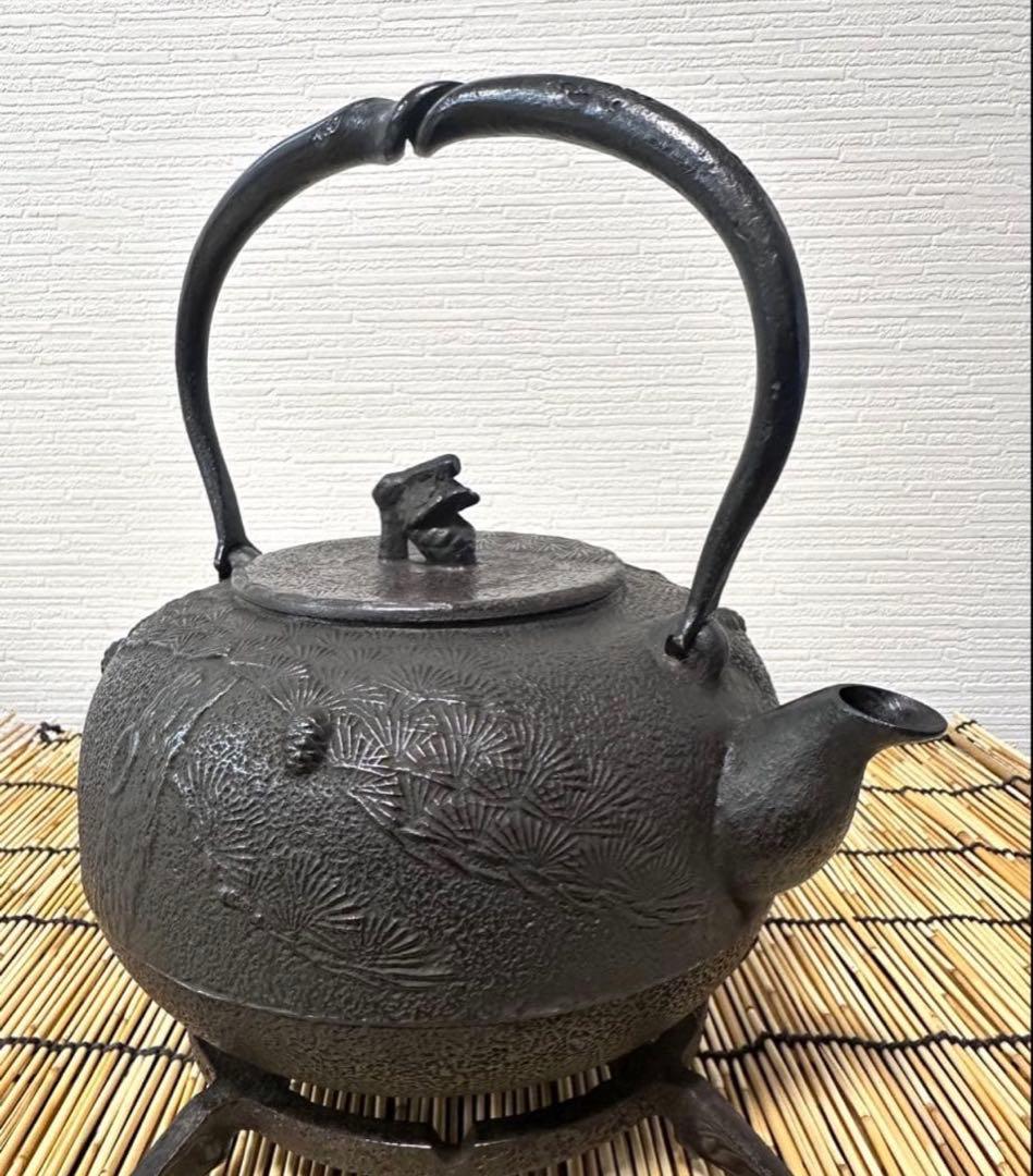 未使用品、供箱、栞付　南部秀山堂　佐藤 勝弘作　１５型松文様　鉄瓶　南部鉄瓶