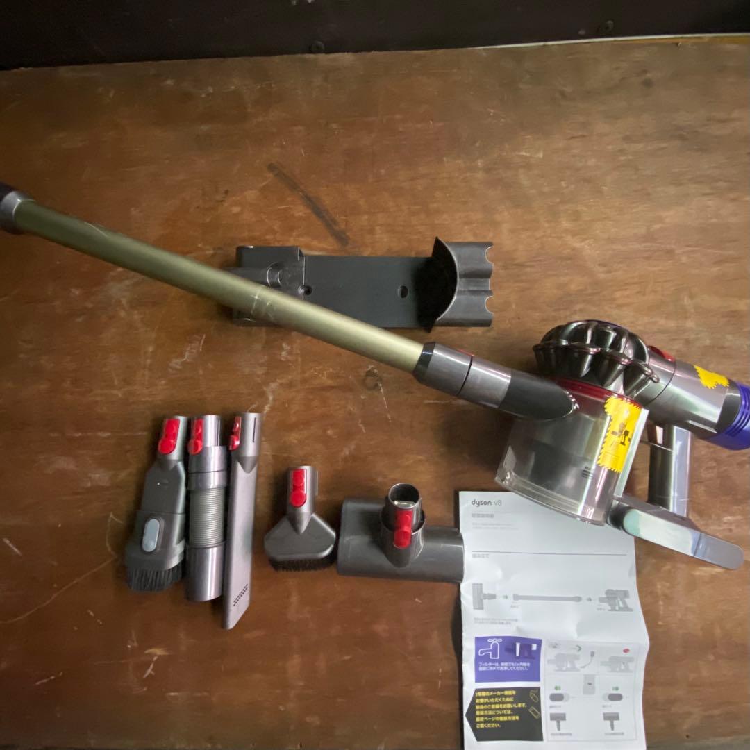 Dyson V8（SV10）本体セットです。【充電器なし】【大きいヘッドなし】