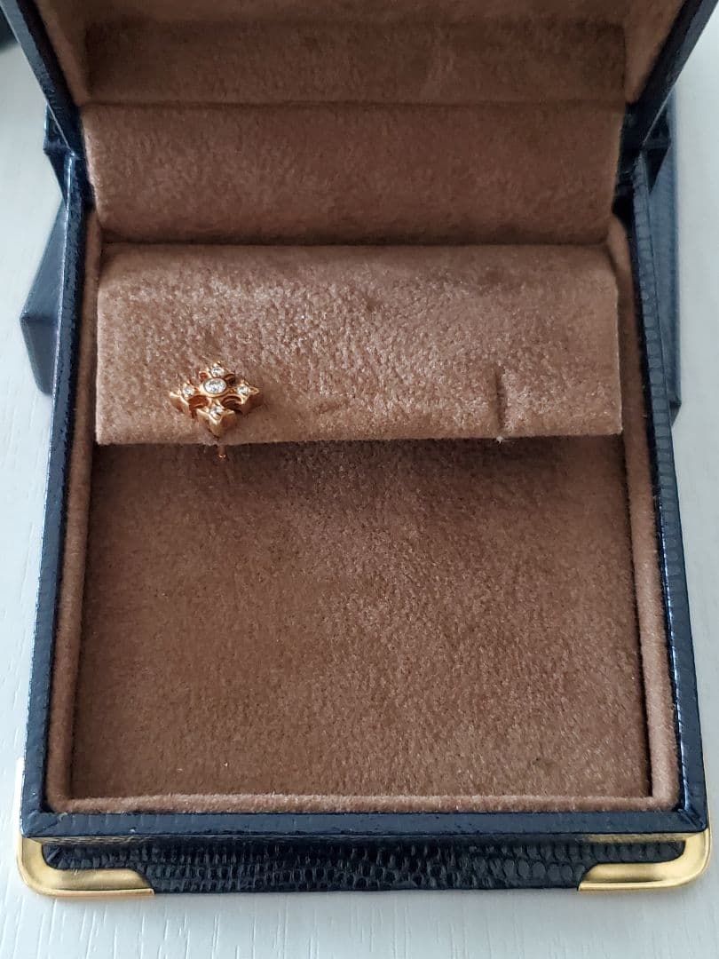 ローリーロドキン18kダイヤ　クロスのピアス片方です。(送料込み)