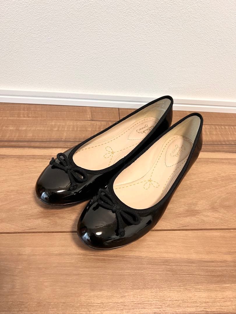 【26cm】新品Clarks エナメルフラットシューズ レディース 大きいサイズ