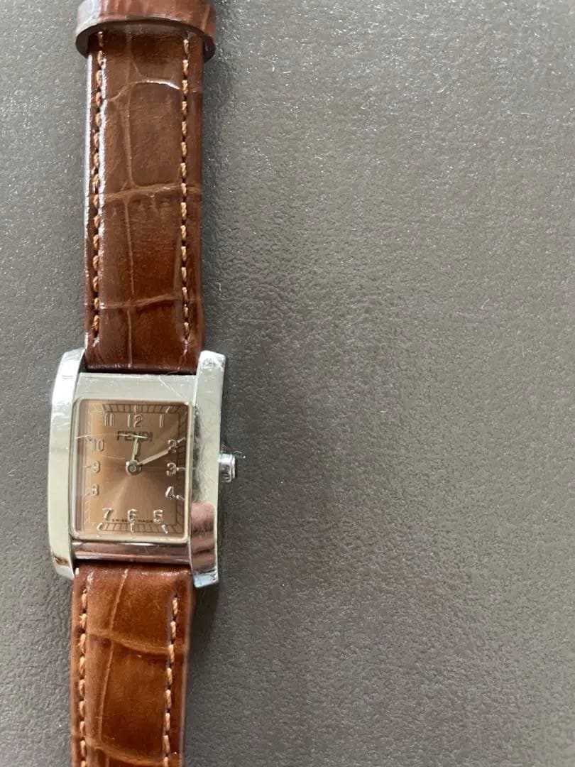 ⭐︎FENDI時計（ブラウンレザー とステンレス ベルト付き）