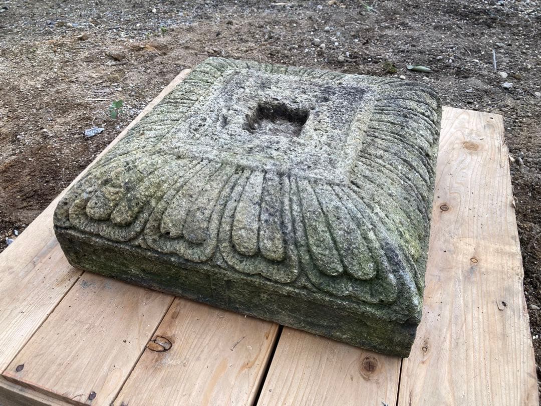 宝殿竜山石燈篭残欠　傘　中台　竿　基礎　黄竜石