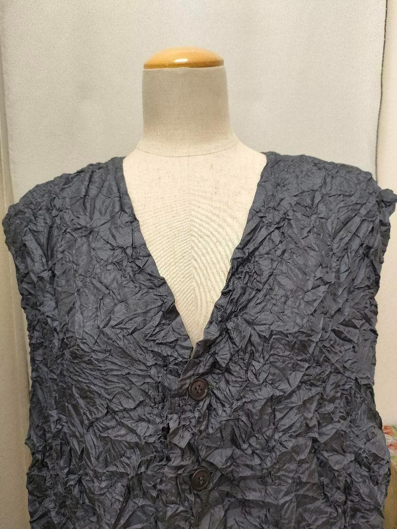 N*o様 イッセイミヤケ　バイカラー　メタルグレー　ベスト　しわ加工