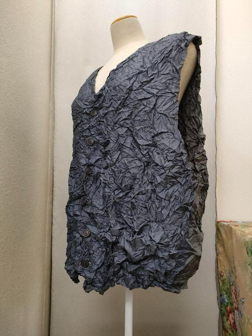 N*o様 イッセイミヤケ　バイカラー　メタルグレー　ベスト　しわ加工