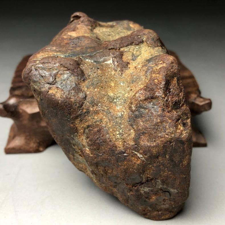 隕石 鉄隕石　アルタイ隕石　原皮付き　ナチュラル　原石　重さ約662ｇ