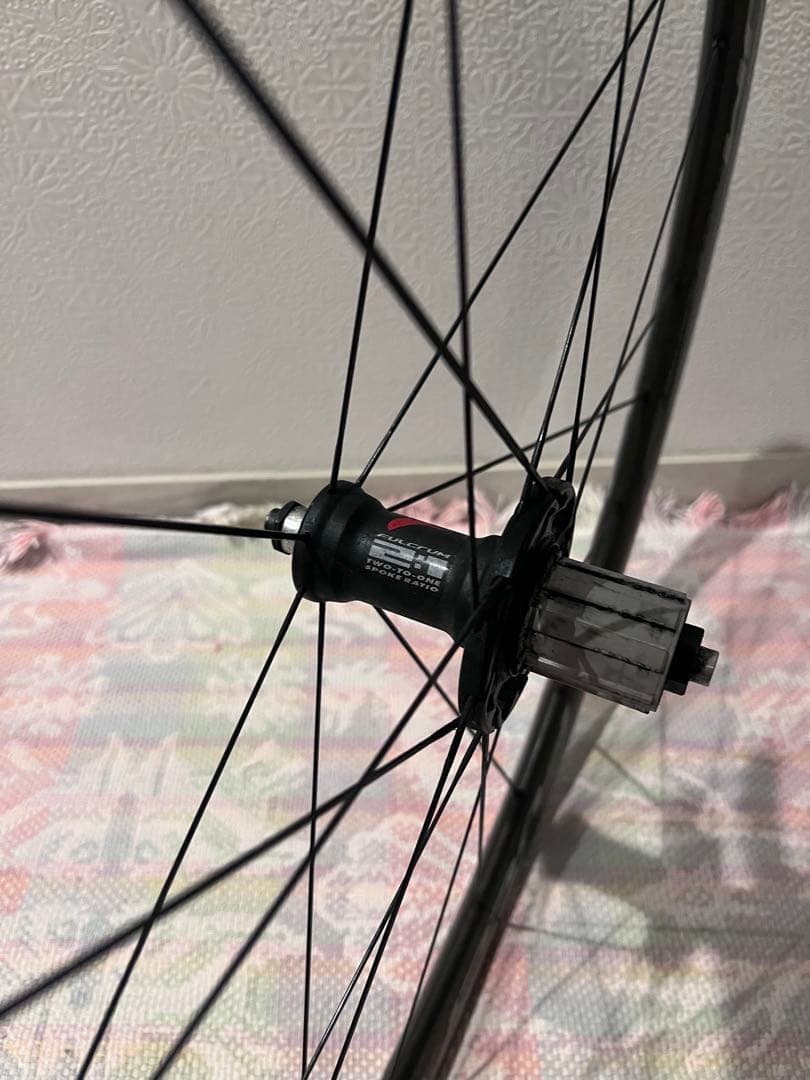 レーシングクアトロカーボン　クリンチャー，リムブレーキ，シマノフリー